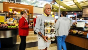 Dalam dua minggu sekali pria ini membeli kopi untuk kantor pusat Kanker dengan uangnya sendiri. (Foto: Brightside)