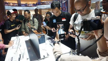 Saat mencoba Note 9 di GIES.  (Foto: detikINET/Virgina Maulita Putri)