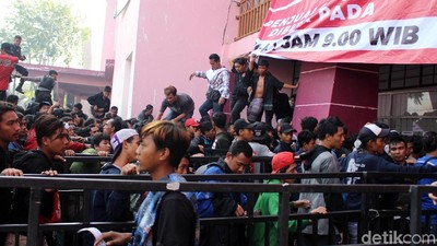 Antrean Tiket Final Timnas U-16