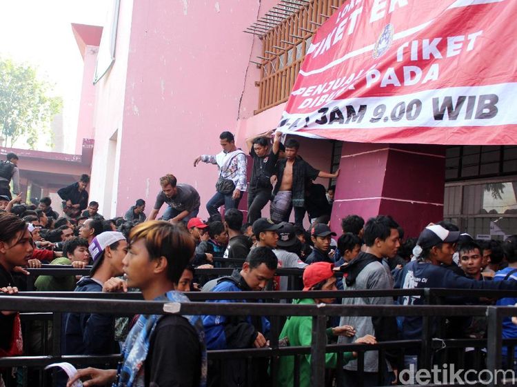 Antrean Tiket Final Timnas U-16
