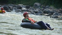 Buat wisatawan tidak ingin terlalu panjang, ada pilihan jalur pendek yang hanya 1-3 kilometer saja. Wisata river tubing ini hanya bisa dinikmati beberapa bulan saja, termasuk di bulan Agustus ini. (Dadang/detikTravel)