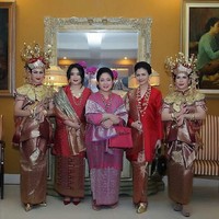 Menghadiri sebuah acara seni dan budaya, Titiek Soeharto tampil serba matching lagi-lagi dengan nuansa pink atau merah muda. Kali ini Titiek menenteng tas Hermes Birkin seharga ratusan juta rupiah yang senada dengan kebaya dan kainnya. Foto: Dok. Titiek Soeharto