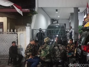 Jelang Tes Kesehatan, Kerabat-Desainer Sambangi Rumah Maruf Amin