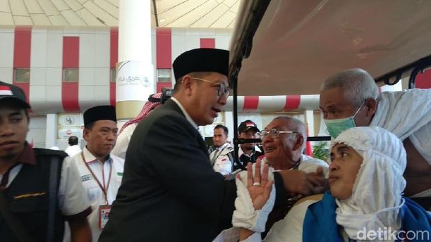 Lukman sempat menyapa jemaah haji yang ada di lokasi