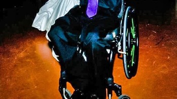 Dokter mengatakan bahwa saya tidak akan bisa berjalan lagi, namun dia tidak mengatakan apapun tentang menari ujar pria pada foto ini. (Foto: Brightside)