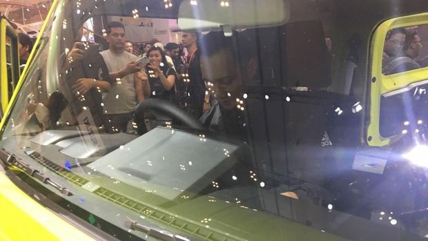 AHY duduk dalam kabin Suzuki Jimny di GIIAS 2018