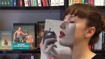 Foto wanita yang menyatu sempurna dengan sampul buku, tapi bagaimana hasilnya jika diphotoshop? (Foto: Internet)