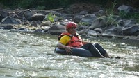 Soal keamanan, jangan khawatir. Di setiap perjalanan, akan sediakan tim penyelamat dan sarana pendukung lain. Buktinya, traveler berumur ini santai saja main river tubing. (Dadang/detikTravel)