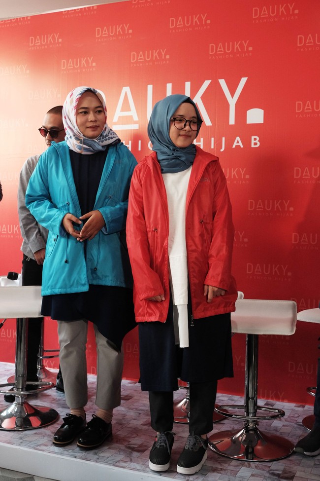 Nissa Sabyan memiliki gaya hijab yang khas. Ia mengaku senang tampil simpel dengan warna-warna netral seperti abu-abu, cokelat, putih, dan hitam. Foto: Foto: Silmia Putri/Wolipop
