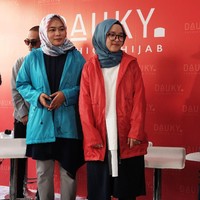Nissa Sabyan memiliki gaya hijab yang khas. Ia mengaku senang tampil simpel dengan warna-warna netral seperti abu-abu, cokelat, putih, dan hitam. Foto: Foto: Silmia Putri/Wolipop