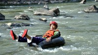 River tubing adalah kegiatan wisata menyusuri sungai naik ban. Di Wonosobo, wisatawan tak hanya santai-santai river tubing saja, tapi mereka juga diadu cepat sampai garis finish. (Dadang Hermansyah/detikcom)