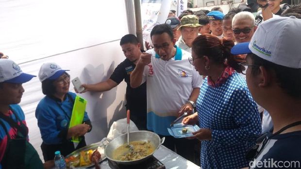 Susi Ikut Masak di Festival Muara Baru, Anies Asyik Mencicipi