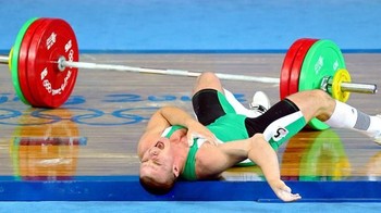 Ekspresi kecewa ketika atlit besi Janos Beranyai asal Hungaria ketika tangan kanannya tak kuat saat mencoba mengangkat besi seberat 148 kg di Olimpiade Beijing 2008. (Foto: Brightside)