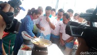 Anies yang ikut berdiri di sebelah Susi pun ikut mencicipi masakan tersebut. Dia juga terlihat merasakan hasil masakan yang dimasak para peserta. Dia terlihat mengangguk-angguk mendengarkan keterangan para peserta dan Susi. (Alfons/detikcom)