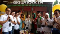 Usai acara, Menteri Rini berfoto bersama bersama peserta Siswa Mengenal Nusantara asal DKI Jakarta didampingi jajaran petinggi Telkom. Foto: dok. BUMN