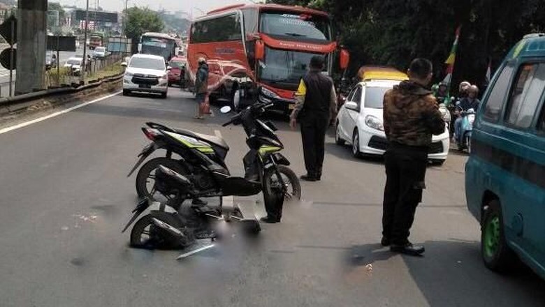 Kecelakaan TransJ dan Motor di Ciracas, 1 Orang Tewas Kecelakaan TransJ dan Motor di Ciracas, 1 Orang Tewas