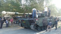 Tank medium hasil pengembangan bersama antara Pindad dan FNSS Turki diuji di pantai Kebumen, Jawa Tengah. Uji daya gerak tersebut dilakukan setelah sebelumnya uji ketahanan atas ledak ranjau juga telah dilakukan dengan hasil memuaskan.Foto: Rinto Heksantoro/detikcom