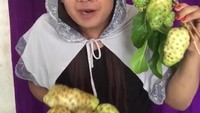 Biasa dijadikan obat, Fahrit malah makan mengkudu. Aroma khas dan rasa pahit buah mengkudu seperti tak dihiraukannya. Foto: instagram @fahrit_mufama_cetar