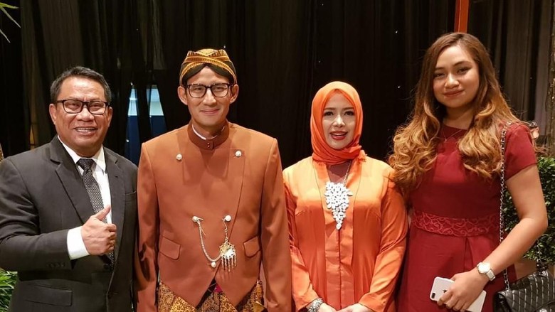 Hadiri Resepsi Aryo Djojohadikusumo, Sandiaga Pakai Busana Adat Hadiri Resepsi Aryo Djojohadikusumo, Sandiaga Pakai Busana Adat