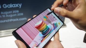 Tersedia dua varian kapasitas. Yaitu varian 6GB/128GB yang dibanderol Rp 13,5 juta dan varian 8GB/512 GB yang dibanderol 17,9 juta.  (Foto: detikINET/Virgina Maulita Putri)