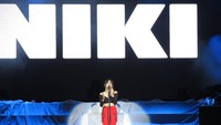 Nicole Zefanya atau yang biasa disebut NIKI tampil di gelaran hari pertama On Off Festival 2018.  Foto: Dyah Paramita Saraswati