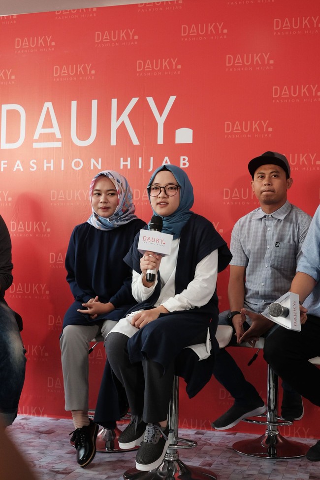 Ditemui saat press conference di kawasan Kalimalang, Jakarta Timur, Nissa tampil kasual mengenakan  ong vest, kemeja putih lengan panjang, dan pashmina yang dipakai simpel. Foto: Foto: Silmia Putri/Wolipop