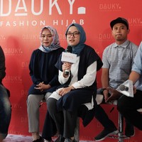 Ditemui saat press conference di kawasan Kalimalang, Jakarta Timur, Nissa tampil kasual mengenakan  ong vest, kemeja putih lengan panjang, dan pashmina yang dipakai simpel. Foto: Foto: Silmia Putri/Wolipop