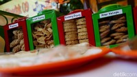 Camilan khas Betawi mulai dari kembang goyang hingga akar kelapa disajikan untuk para pengunjung.