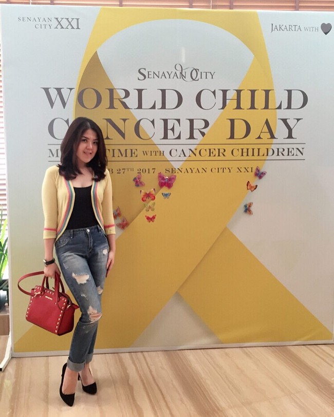 Tina Toon juga memiliki tas Valentino Garavani berwarna merah seharga US$ 2 ribu atau Rp 30 jutaan. Foto: Dok. Instagram/Tina Toon