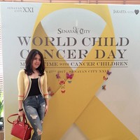 Tina Toon juga memiliki tas Valentino Garavani berwarna merah seharga US$ 2 ribu atau Rp 30 jutaan. Foto: Dok. Instagram/Tina Toon