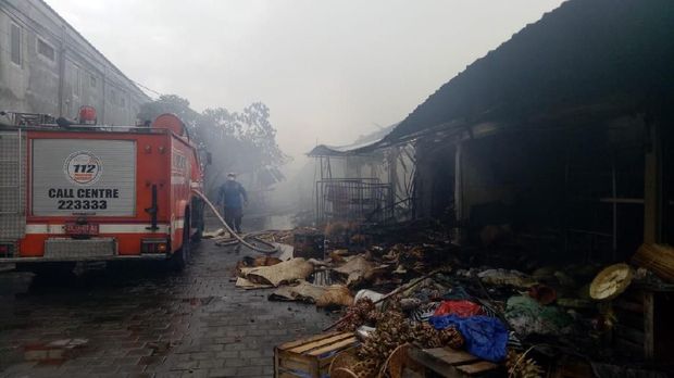 Tujuh unit mobil pemadam kebakaran dikerahkan.