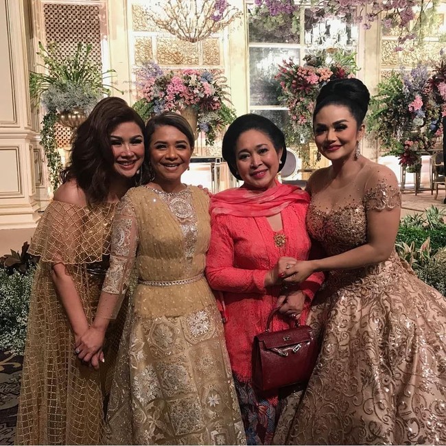 Titiek Soeharto tampak menenteng tas Hermes Kelly saat berpose bersama 3 Diva, Krisdayanti, Ruth Sahanaya dan Titi DJ. Foto: Dok. Titiek Soeharto