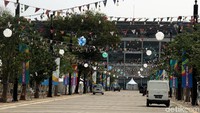 Lampu warna-warni menghias di depan stadion SUGBK.
