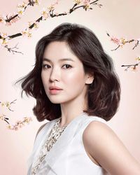 Gencar Beramal Usai Cerai, Song Hye Kyo Sumbang 10.000 Buku