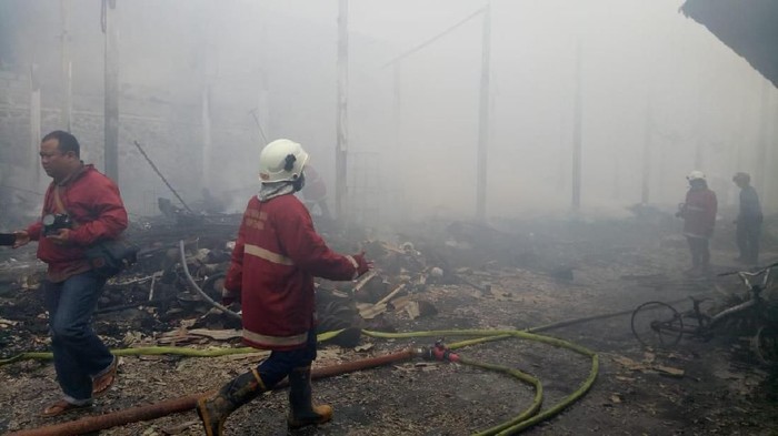 Puluhan Kios di Pasar Buah Denpasar Terbakar