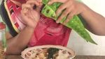 Kocak! Gaya Makan Fahrit Mufama yang Katanya Titisan Syahrini dan Olga