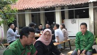 Sore atau malam, Romy memilih buah durian sebagai teman ngobrolnya sekaligus berdiskusi tentang politik. Foto: Instagram @romahurmuziy