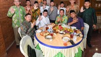 Sukses menjadi Ketum PPP yang ke-6, pria yang akrab disapa Romy ini memilih makan siang dengan menu soto Kudus bersama anggota PPP yang lain.Foto: Instagram @romahurmuziy