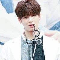 Rumor operasi plastik pun bermunculan. Sejumlah orang meragukan jika wajah seperti Cha Eun Woo tampan dari lahir. Foto: Ist.