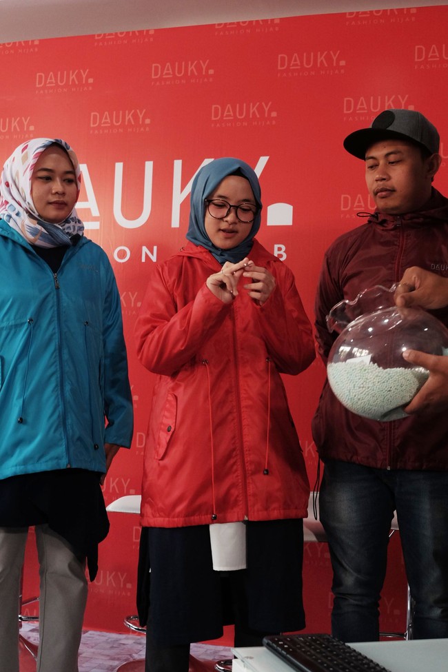 Hari itu, Nissa Sabyan juga mengumumkan penggalangan dana untuk korban bencana alam di Lombok. Ia akan melelang jaket yang sudah ia pakai dan ia tanda tangani. Jaket yang dilelang Nissa berupa jaket berbahan parasut dan berwarna merah. Pelelangan itu akan dikelola oleh Dauky. Seluruh hasilnya akan disumbangkan untuk korban bencana alam di Lombok. Foto: Foto: Silmia Putri/Wolipop