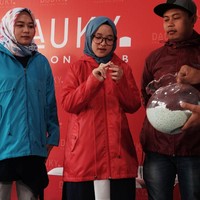 Hari itu, Nissa Sabyan juga mengumumkan penggalangan dana untuk korban bencana alam di Lombok. Ia akan melelang jaket yang sudah ia pakai dan ia tanda tangani. Jaket yang dilelang Nissa berupa jaket berbahan parasut dan berwarna merah. Pelelangan itu akan dikelola oleh Dauky. Seluruh hasilnya akan disumbangkan untuk korban bencana alam di Lombok. Foto: Foto: Silmia Putri/Wolipop