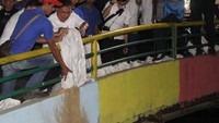Ini merupakan bagian dari teknologi Bioremediasi sebagai upaya mengatasi bau tak sedap kali yang bernama resmi Kali Sentiong tersebut. Mikroorganisme yang disebar memiliki tiga bentuk yakni padat, serbuk dan cair yang penebarannya dilakukan di tiga lokasi berbeda. Foto: Dok. PUPR