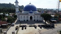 Masjid dibangun di atas tanah seluas 4.635 meter persegi sebanyak dua lantai dilengkapi fasilitas ruang wudhu pria dan wanita, perpustakaan,kantor sekretariat, ruang imam, ruang bilal, ruang rapat dan dapat menampung 2.000 jamaah. Pool/Kementerian PUPR.