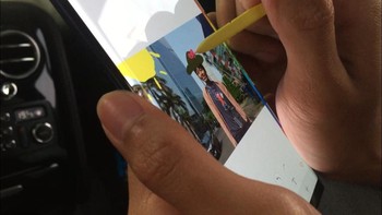 Menggunakan S Pen milik Note 9 untuk mengedit foto. (Foto: detikINET/Virgina Maulita Putri)