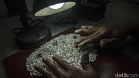 Pada 2016 lalu, harga untuk satu potong karya kerajinan perak ini dibandrol Rp 50.000 - Rp 100 juta.