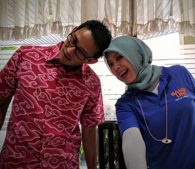 Sandiaga dan Nur Asia kerap menunjukkan kemesraan mereka dengan cara yang unik. Misalnya saja ciuman sayang dengan mendekatkan kepala mereka masing-masing. Foto: Instagram