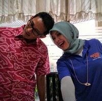 Sandiaga dan Nur Asia kerap menunjukkan kemesraan mereka dengan cara yang unik. Misalnya saja ciuman sayang dengan mendekatkan kepala mereka masing-masing. Foto: Instagram