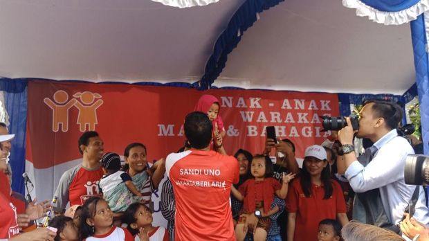 Sandiaga juga memohon restu kepada warga Warakas untuk maju menjadi Cawapres pendamping Prabowo Subianto.