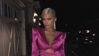 Di perayaan ulang tahunnya, ia mengenakan dress mini seksi berwarna pink. Foto: @kyliejenner/ Instagram