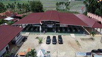 Kemudian Pasar Ule Glee di Kabupaten Pidie Jaya, berupa bangunan satu lantai dengan fasilitas meja pasar 23 unit, meja pasar daging 23 unit, dan 4 unit kamar mandi. Kini pasar trasidional Ulee Gle memiliki fasilitas yang representatif dan diharapkan bisa menghidupkan geliat perekonomian masyarakat. Pool/Kementerian PUPR.